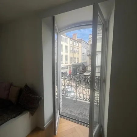 Apartment Overlooking The Notre Dame Cathedral *