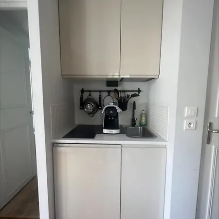 Overlooking The Notre Dame Cathedral Apartment