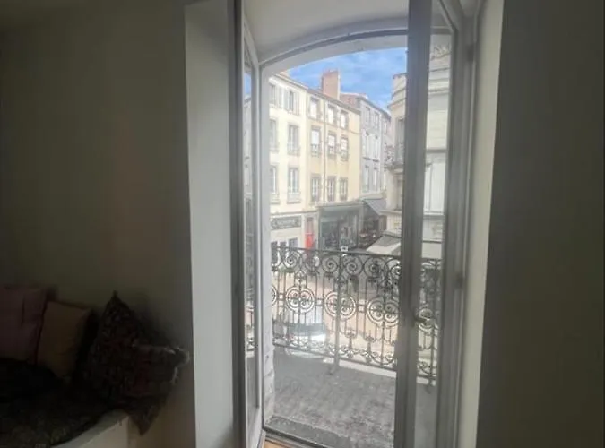 Apartment Overlooking The Notre Dame Cathedral *